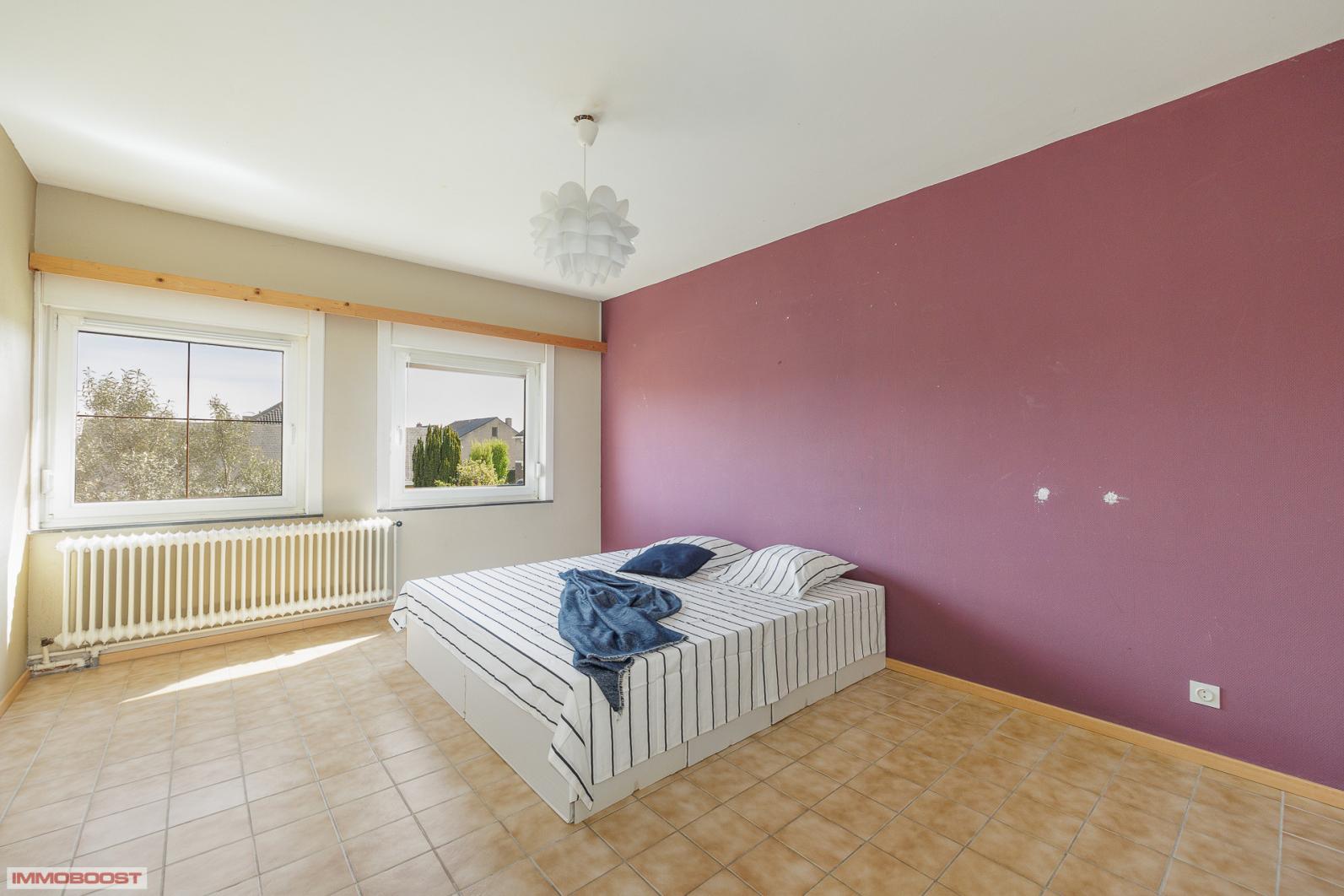 grote slaapkamer met plaats voor een dressing