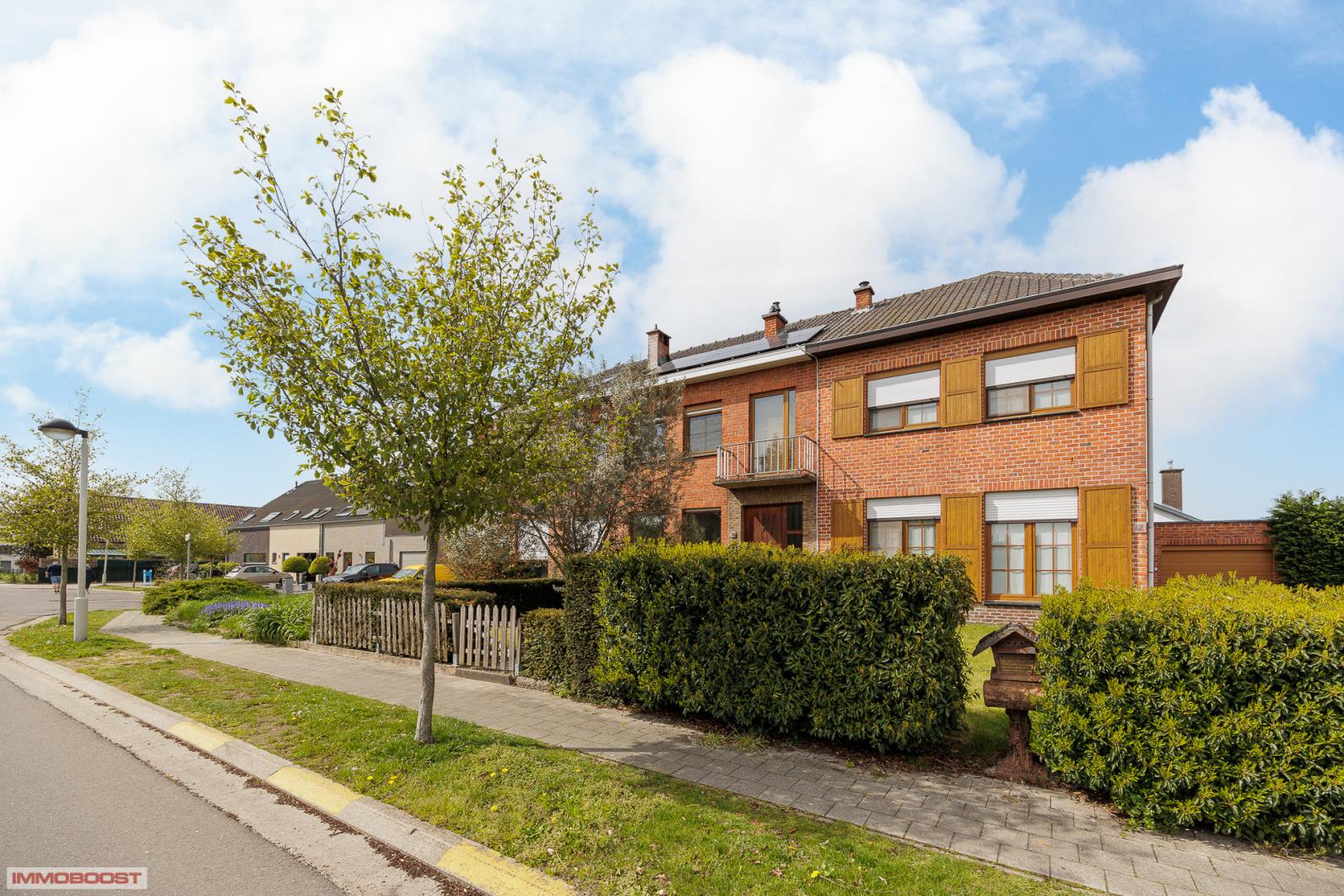 rustige autoluwe straat met pakeerpaats